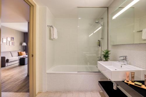 巴塞罗那巴塞罗那馨乐庭兰布拉酒店的浴室配有白色浴缸和水槽
