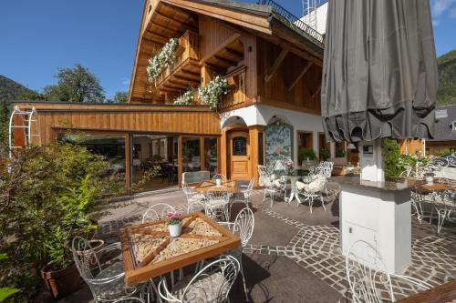 克拉尼斯卡戈拉利帕酒店的房屋设有带桌椅的庭院