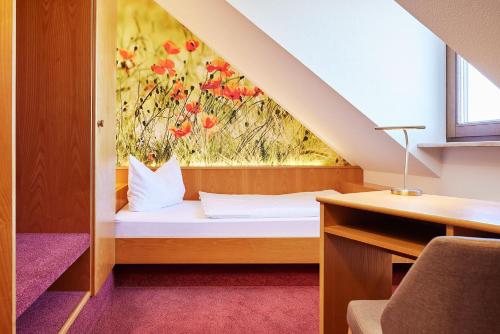 ReichenbergHotel garni Sonnenhof的鲜花窗户的房间里一张床位