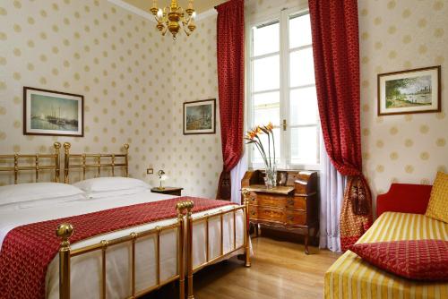 佛罗伦萨佩蒂尼酒店的一间卧室设有一张床、一个窗口和一把椅子
