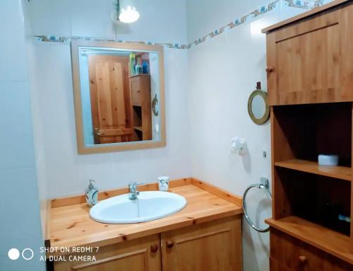 博西Apartamento en Boi的一间带水槽和镜子的浴室