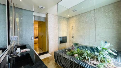 台中市简爱汽车旅馆(山西馆)的带淋浴和植物水槽的浴室