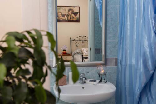 阿尔塔穆拉B&B Stupor Mundi的浴室设有水槽、镜子和植物