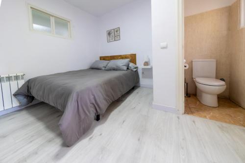阿尔玛桑Casa San Román Soria的一间白色卧室,配有床和卫生间