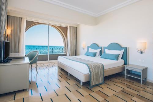 哈马马特伊波罗之星阿威罗伊酒店的酒店客房设有一张床和一个大窗户