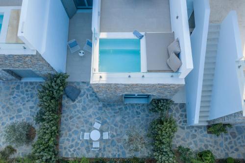 莫罗斯帕罗Citadela Paros Molos - Beachfront Maisonette with Plunge Pool的享有别墅内游泳池的顶部景致