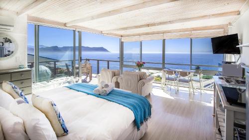 西蒙镇企鹅景旅馆的一间卧室设有一张大床,享有海景