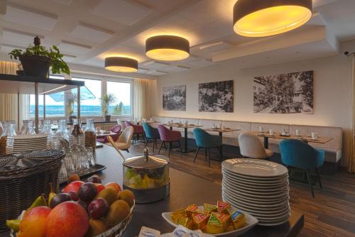 施奈赫普费弗堡酒店的用餐室配有带水果的桌子
