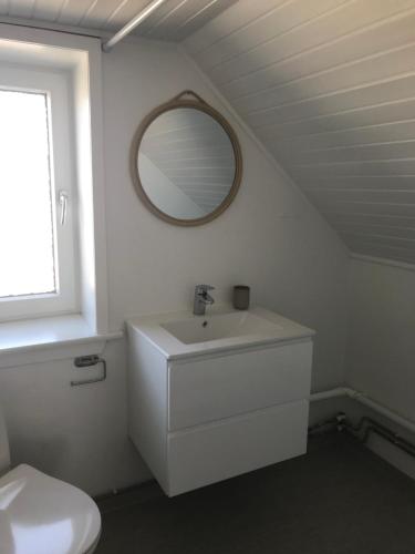 齐斯泰兹Seaside Top的白色的浴室设有水槽和镜子
