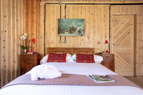 圣卡特琳娜瓦尔夫QC House - Chalet con Sauna的一间卧室配有一张带木墙和木地板的床。
