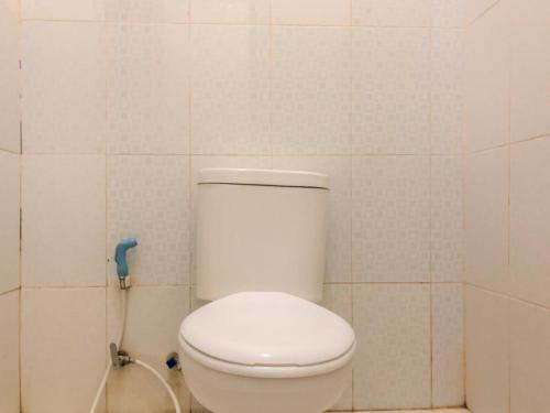 索龙Hotel Lido 88 Sorong Mitra RedDoorz的浴室配有白色卫生间和淋浴。