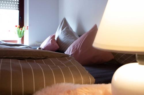 门兴格拉德巴赫门兴格拉德巴赫公寓的一张沙发,上面有一堆枕头和一盏灯