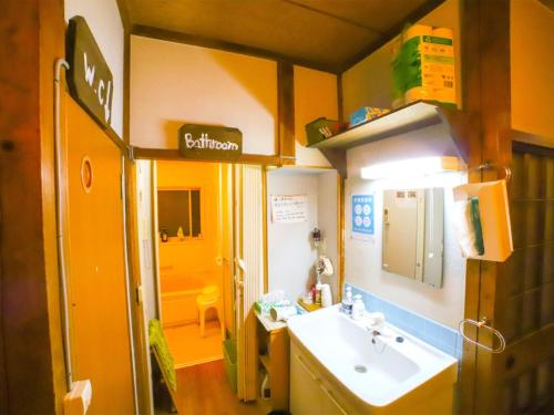富士宫市Guesthouse TOKIWA - Vacation STAY 01074v的一间带水槽和镜子的小浴室