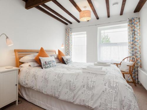 金斯韦尔College View 2 Lower的一间卧室配有一张带白色床罩的床和窗户。