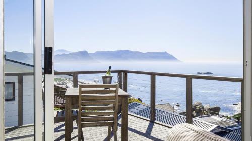 西蒙镇企鹅景旅馆的阳台配有桌子,享有海景。