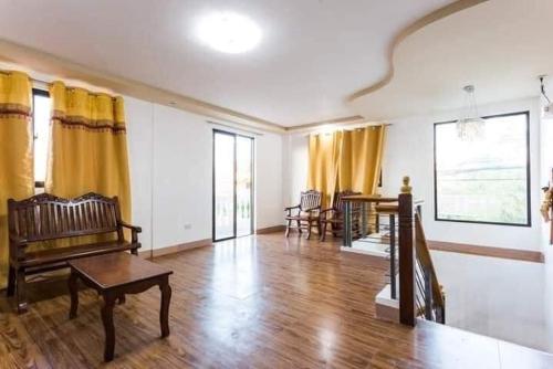 美岸Vostro e Nostra的客厅铺有木地板,配有黄色窗帘