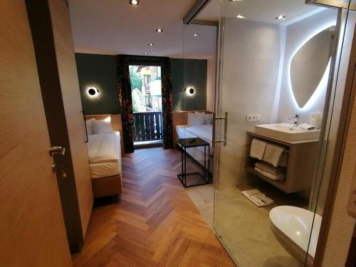 圣安东阿尔贝格豪斯马里昂豪额斯酒店的一间带水槽和镜子的浴室