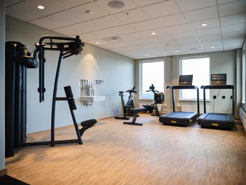 延雪平Quality Hotel Match的健身房,配有跑步机和健身器材