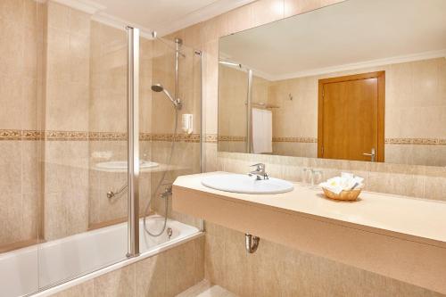 坎亚梅尔卡斯特尔皇家环球酒店的一间带水槽、淋浴和镜子的浴室