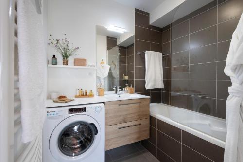 莱萨布勒-多洛讷Pierre & Vacances Premium Les Villas d'Olonne的浴室配有洗衣机和浴缸。