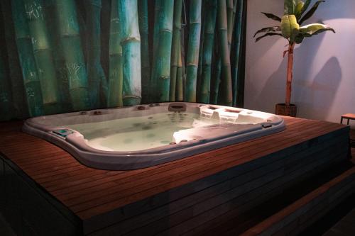 博克斯特尔Bed & Wellness Boxtel的木桌顶部的浴缸