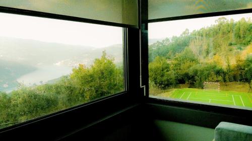辛方伊什阿斯杜瑞姆杜罗酒店的从窗户可欣赏到网球场的景色