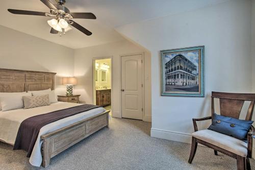 新奥尔良New Orleans Condo - Walk to Downtown!的一间卧室配有一张床、一把椅子和吊扇