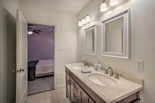 新奥尔良New Orleans Condo - Walk to Downtown!的一间带水槽和镜子的浴室