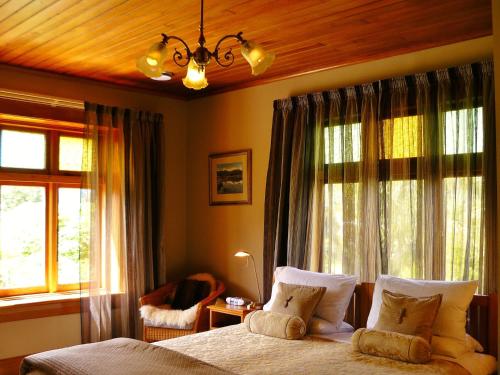 弗朗兹约瑟夫霍里家园住宿加早餐酒店的一间卧室设有一张床和一个窗口