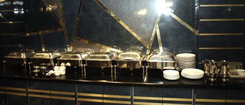 迪卡Ananya Hotel的一张桌子,上面放着一大堆锅碗瓢盆