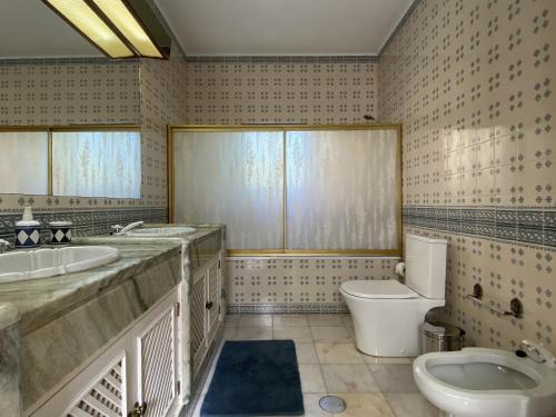 维拉摩拉Vivenda Júlia e Tavares的浴室设有卫生间、水槽和卫生间。