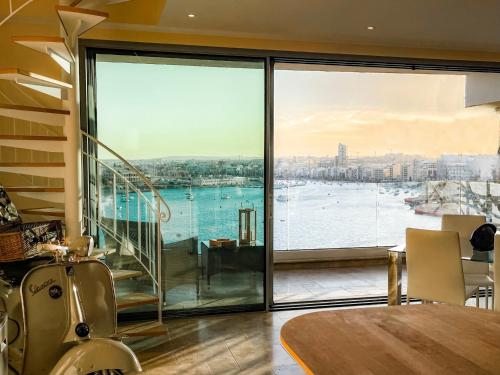 斯利马Seafront Duplex Penthouse的享有水景的用餐室