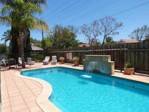 阿德莱德马里昂汽车旅馆及公寓的庭院中一个带喷泉的游泳池