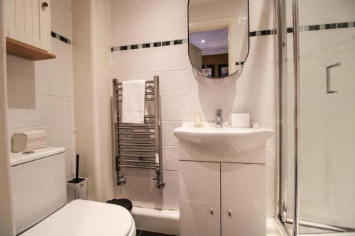 霍顿利斯普林Three Horseshoes Leamside的浴室配有卫生间、盥洗盆和淋浴。