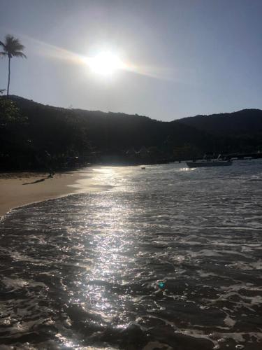 阿布拉奥Canoa Abraão的阳光照耀在水面上的海滩