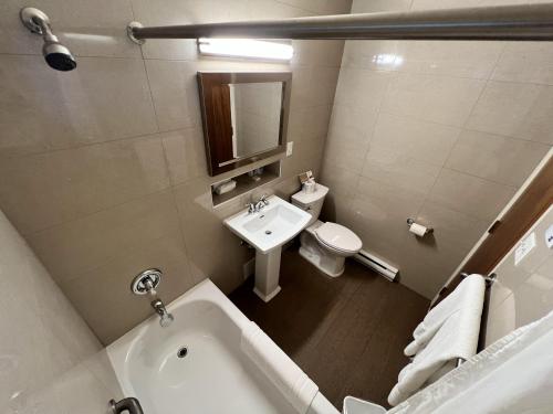 加蒂诺都士汽车旅馆的带浴缸、盥洗盆和卫生间的浴室