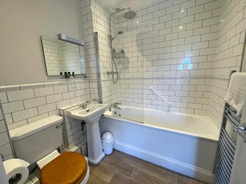 赫斯沃尔水壶与水瓶酒店的带浴缸、卫生间和盥洗盆的浴室