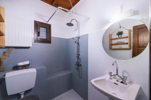 卡米拉日OVGORA - Aretousa sea view room, Kamilari village的一间带水槽、卫生间和镜子的浴室