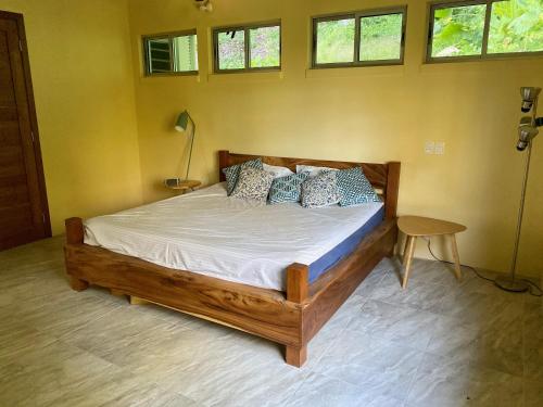 蒙特苏马Jungle Villa copa de árbol, oceanview, infinity的一间带木床的卧室,位于带窗户的客房内