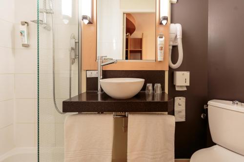 克莱蒙费朗克莱蒙费朗苏德哈贝特宜必思酒店的一间带水槽和淋浴的浴室