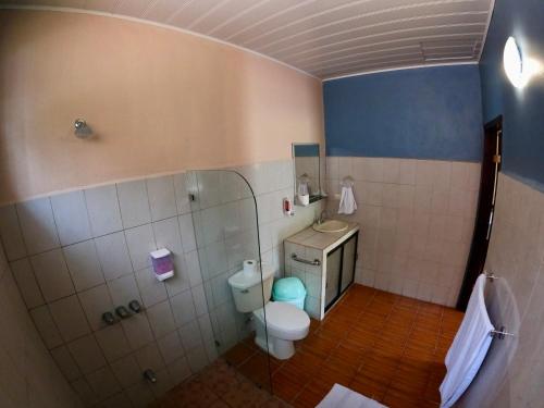 福尔图纳Lumbres Arenal的一间带卫生间和淋浴的小浴室