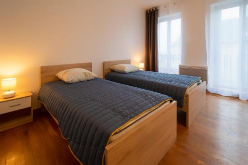 卢瓦尔河畔普伊Gîte des Chaumiennes的配有2盏灯的酒店客房的2张床