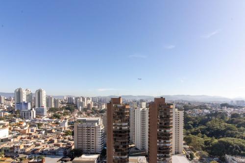 瓜鲁柳斯Urban Sky Studio - GRU的享有城市和高楼的景色