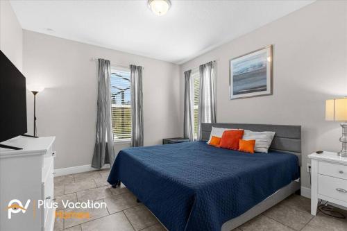 达文波特4159 -Private Pool&Spa at Resort-slides的一间卧室配有一张带蓝色床单和橙色枕头的床。
