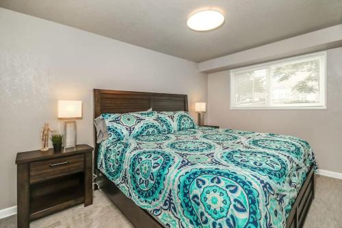 堪萨斯城HOLLY SECOND FLOOR 2 King Beds的一间卧室配有一张床,床头柜配有两盏灯