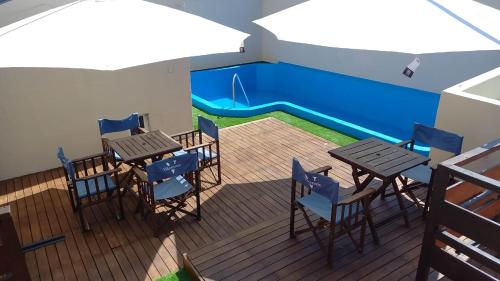 特尔马斯德里奥翁多Hotel Monterrey的一个带桌椅的甲板和一个游泳池