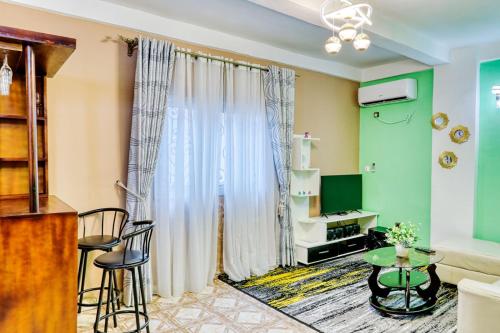 杜阿拉Beautiful- 1 Bedroom Apartment - Parking on site的客厅配有沙发和桌椅