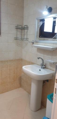 沙姆沙伊赫Delta Sharm appartment Shahrazad的浴室设有白色水槽和镜子