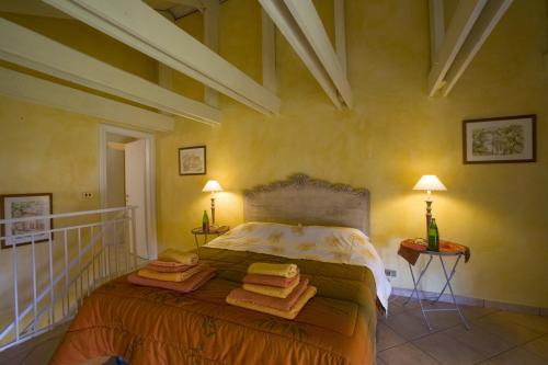 Serralunga di CreaTenuta Tenaglia的一间卧室配有带毛巾的床