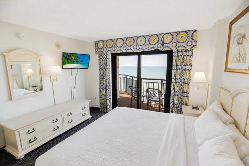 默特尔比奇Oceanfront 3BR/2BA, Ocean Reef, Waterpark的一间卧室配有一张床,享有海景